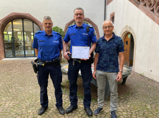 Hansueli Loosli (Leiter Regionalpolizei unteres Fricktal, links) und Walter Jucker (Stadtrat Rheinfelden, rechts) gratulieren Postenchef Silvan Schaad zur Beförderung.